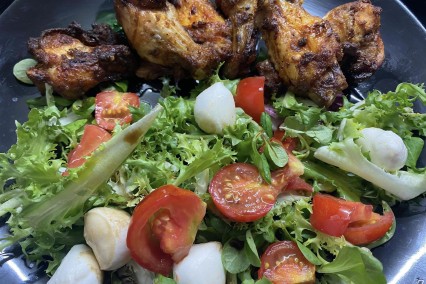Sült csirkeszárny salátával