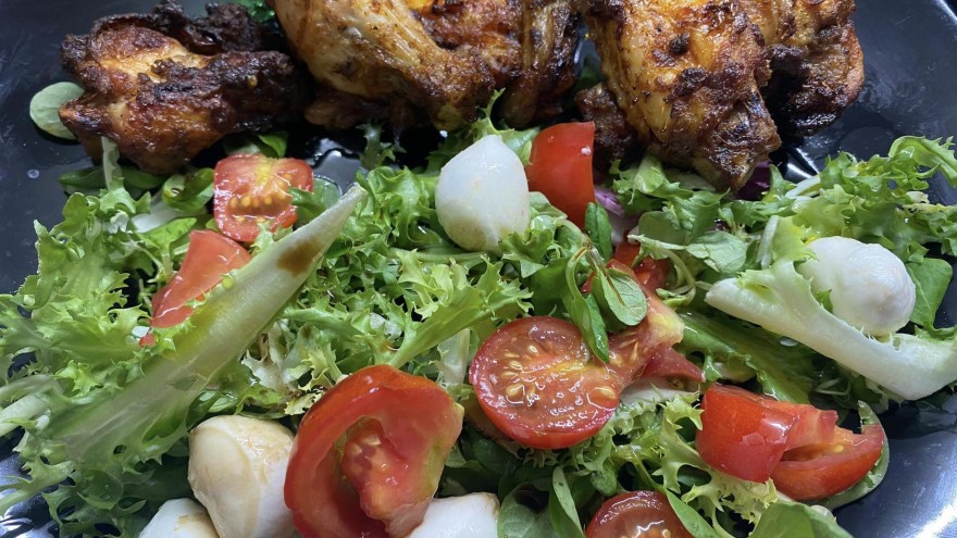 Sült csirkeszárny salátával